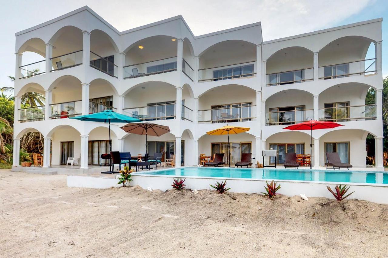 Blue Water Beach Villas San Pedro  Exteriör bild
